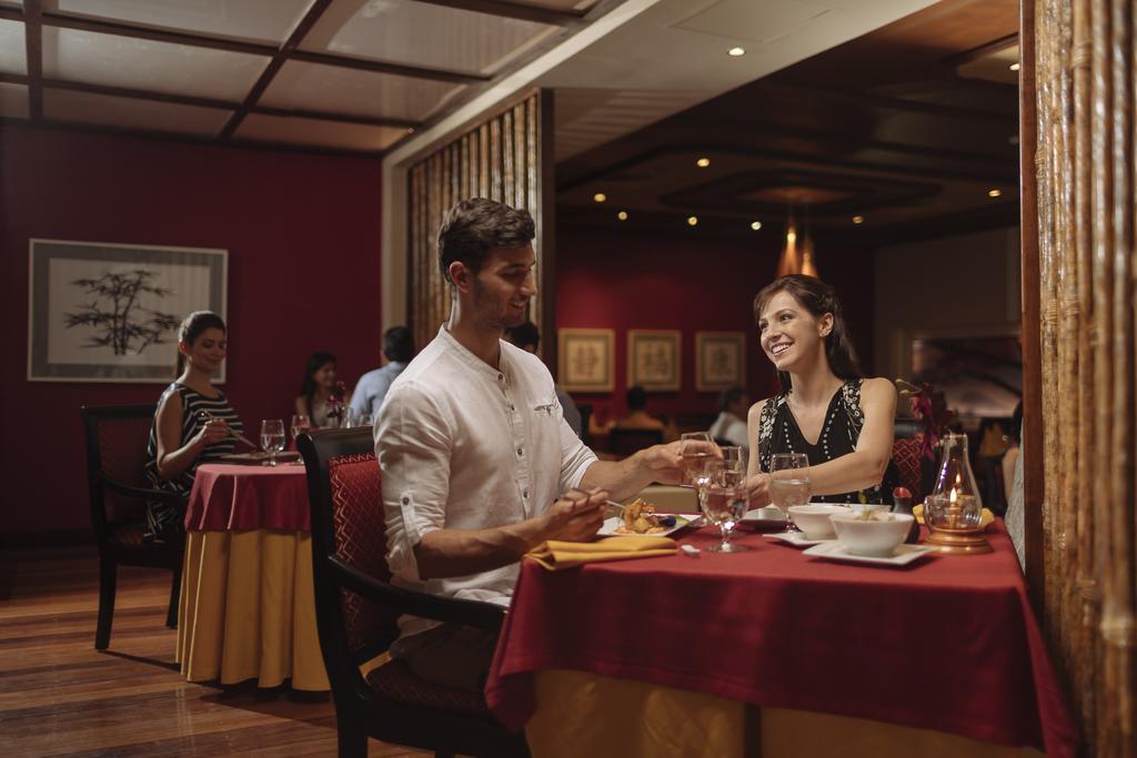 ออคซิเดนตัล แอท ชกาเรต เดสติเนชั่น - ออล อินคลูซีฟ Hotel ปลายาเดลการ์เมน ภายนอก รูปภาพ A couple dining at a restaurant