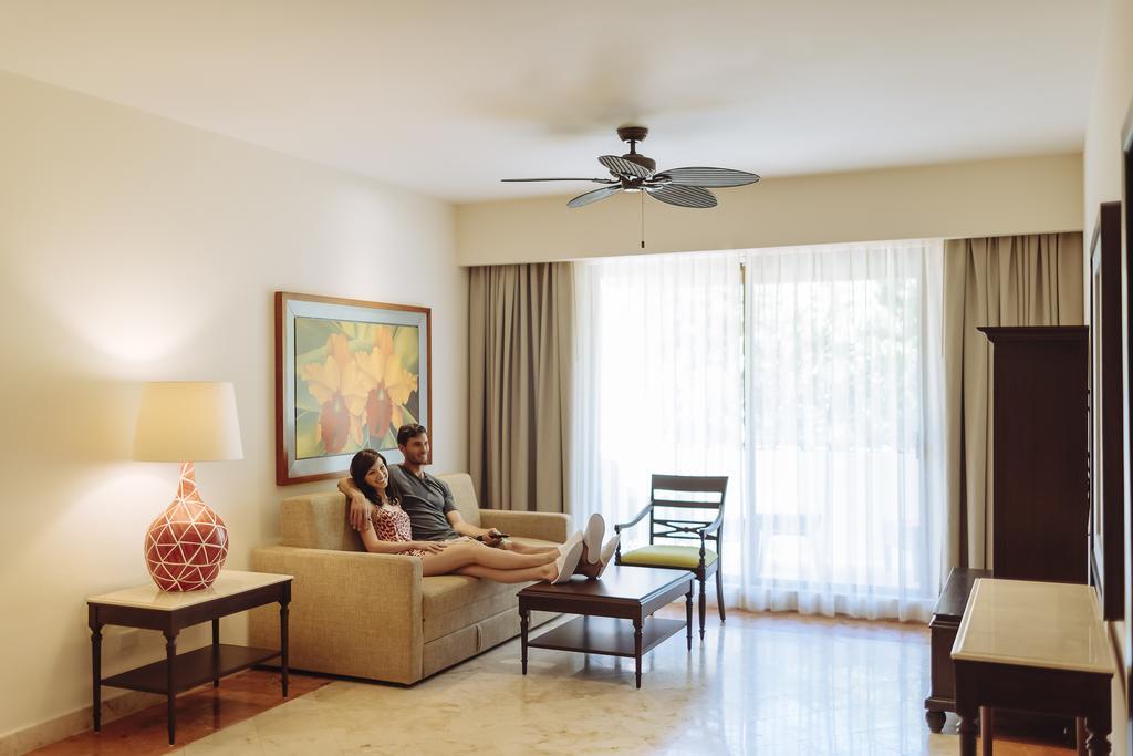 ออคซิเดนตัล แอท ชกาเรต เดสติเนชั่น - ออล อินคลูซีฟ Hotel ปลายาเดลการ์เมน ภายนอก รูปภาพ A living room with a ceiling fan