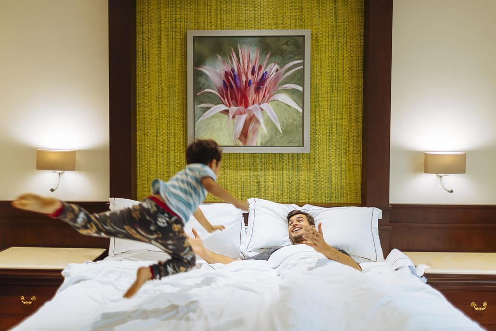 ออคซิเดนตัล แอท ชกาเรต เดสติเนชั่น - ออล อินคลูซีฟ Hotel ปลายาเดลการ์เมน ภายนอก รูปภาพ A child jumps on a bed.